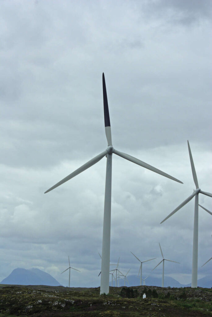 Turbina eolica con una pala verniciata di nero